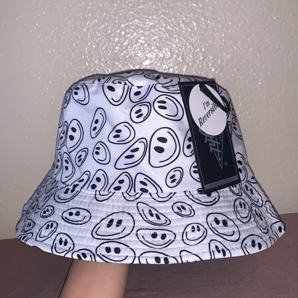 NWT Eighty Eight Brand Reversible Smiley Bucket Hat UNISEX - Picture 1 of 3
